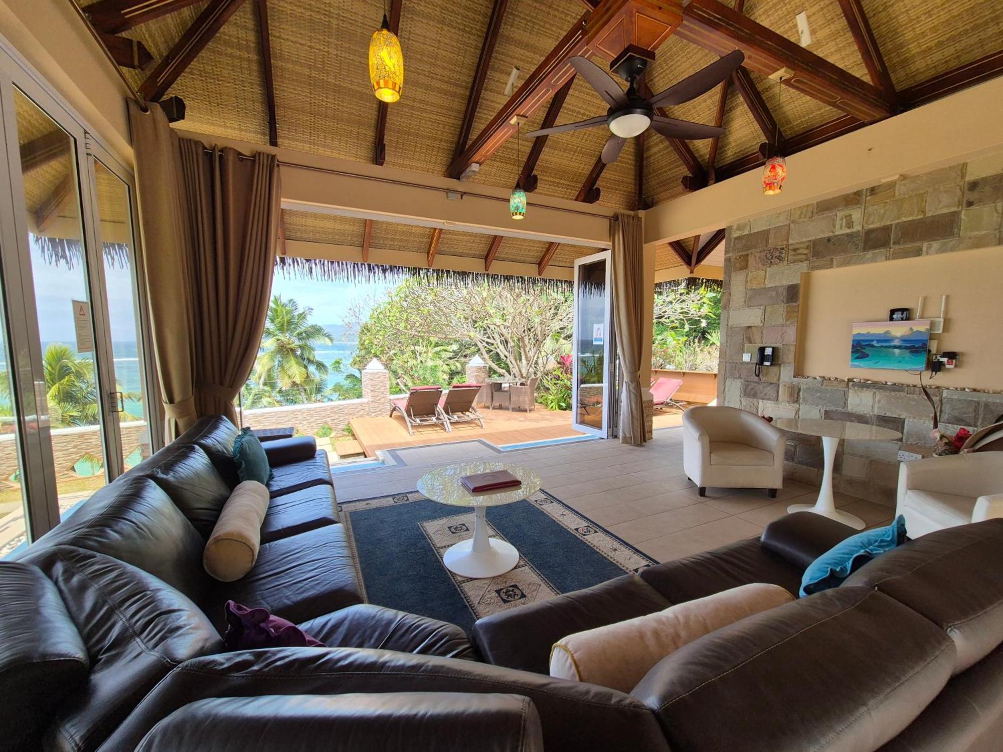 Au Fond De View Anse Royale
