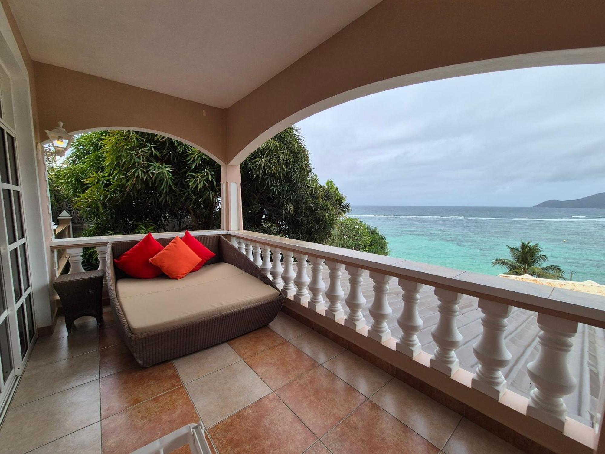 Au Fond De View * Anse Royale